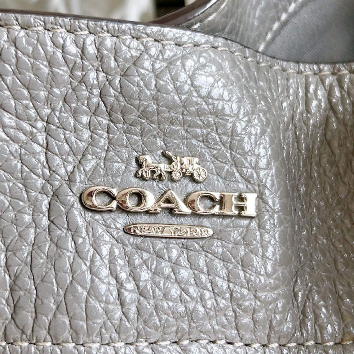 COACH トートバッグ ショルダー レクシー ロゴメタル グレー チャーム付き