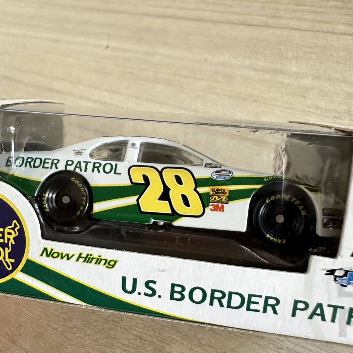 【A0325-7】未開封品『Action 1/64 ナスカー Kenny Wallace #28 U.S.Border Patrol 2008』ミニカー レーシングカー の画像4