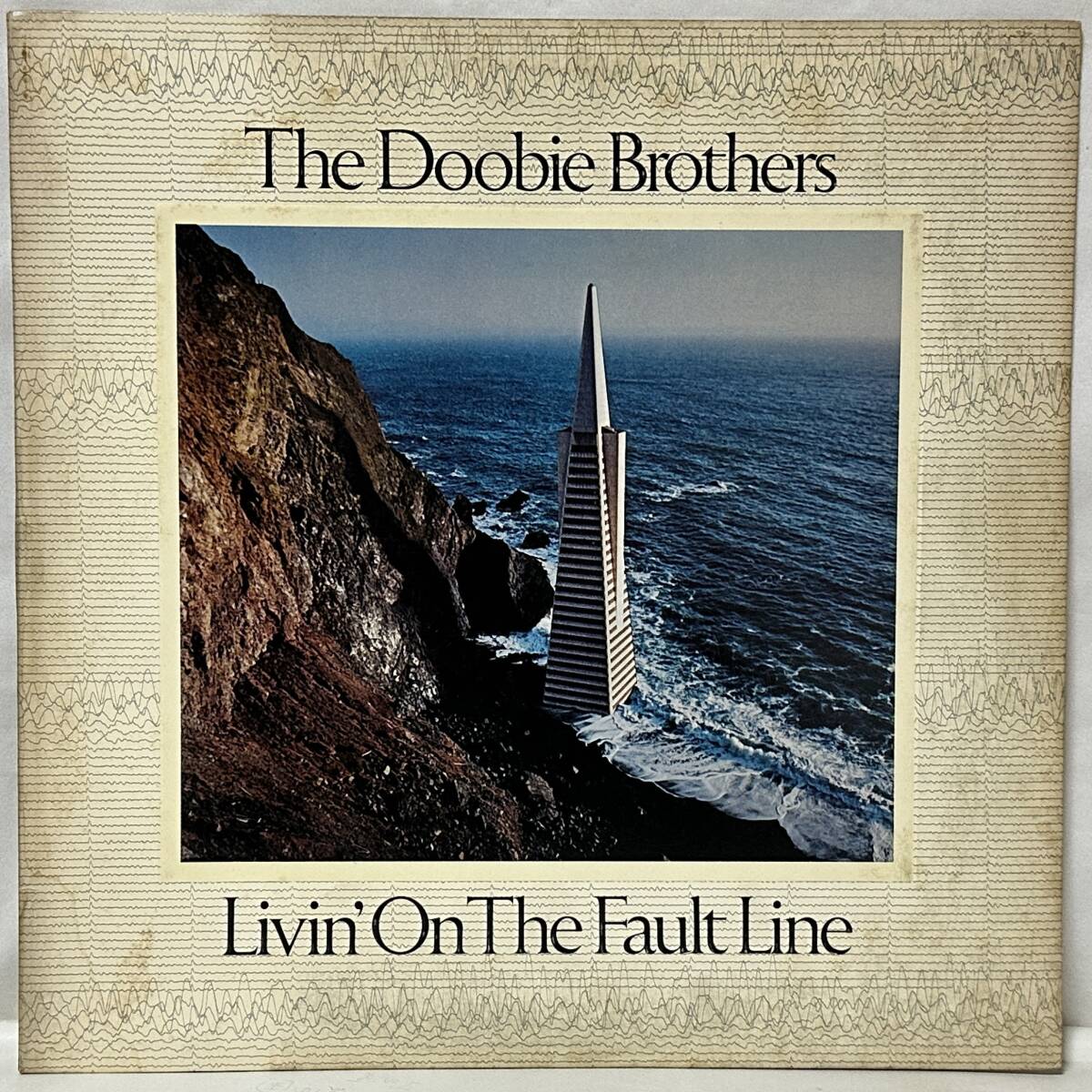 中古LPレコード簡易洗浄済み：THE DOOBIE BROTHERS(ドゥービー・ブラザーズ) / LIVIN' ON THE FAULT LINE(運命の掟) (国内盤)_画像1