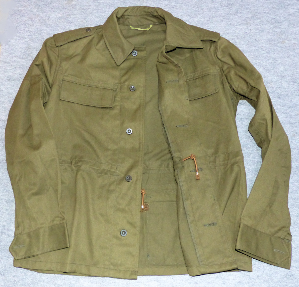 ヤフオク A1 未使用 チェコスロバキア 軍用 ジャケット ポケット位置が特徴です。_画像2