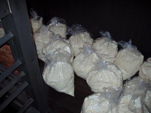 【おたまや】米麹 生麹（5kg×2個）_出荷待ち…大型の冷凍庫に貯蔵します。