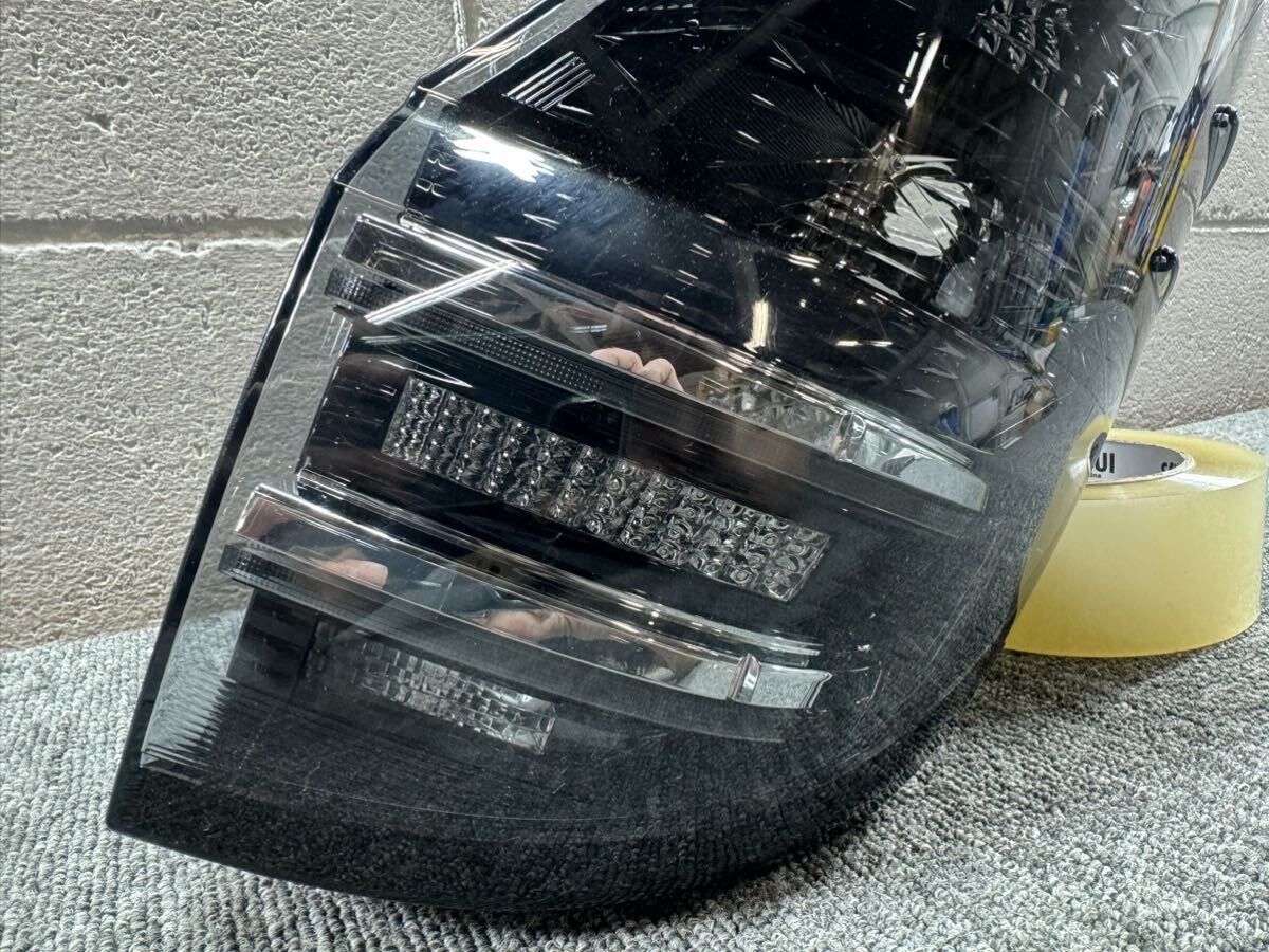 R60430 ヴォクシー ZWR90 純正 テールランプ 右 81551-V1020 R60430 ヴォクシー ZWR90 純正 テールランプ 右 81551-V1020