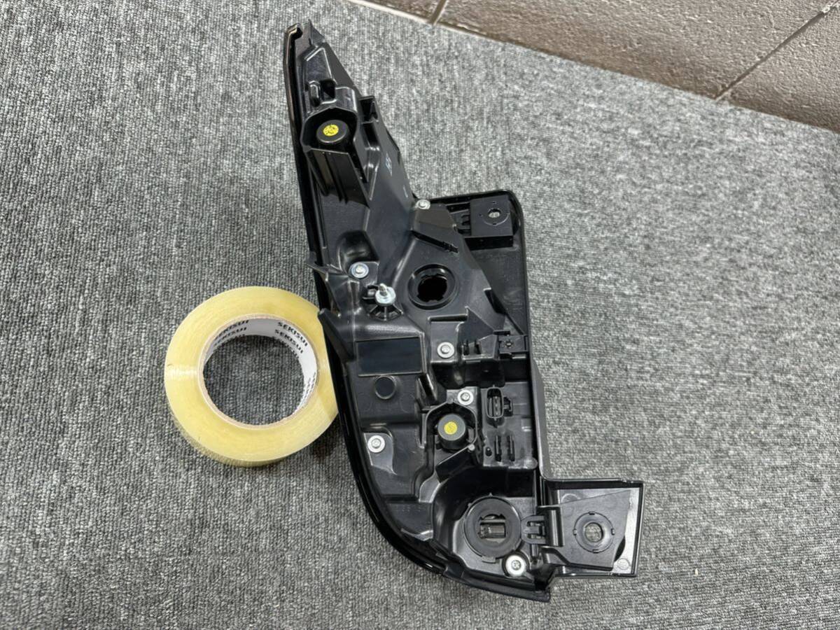 R60430 ヴォクシー ZWR90 純正 テールランプ 右 81551-V1020 R60430 ヴォクシー ZWR90 純正 テールランプ 右 81551-V1020