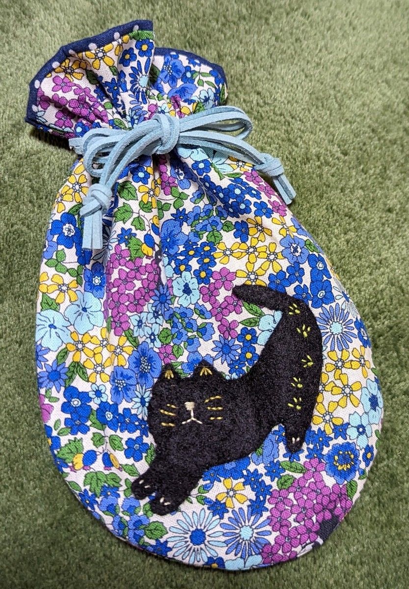 【ハンドメイド】 ラウンドポーチ 巾着  両面 猫  手刺繍