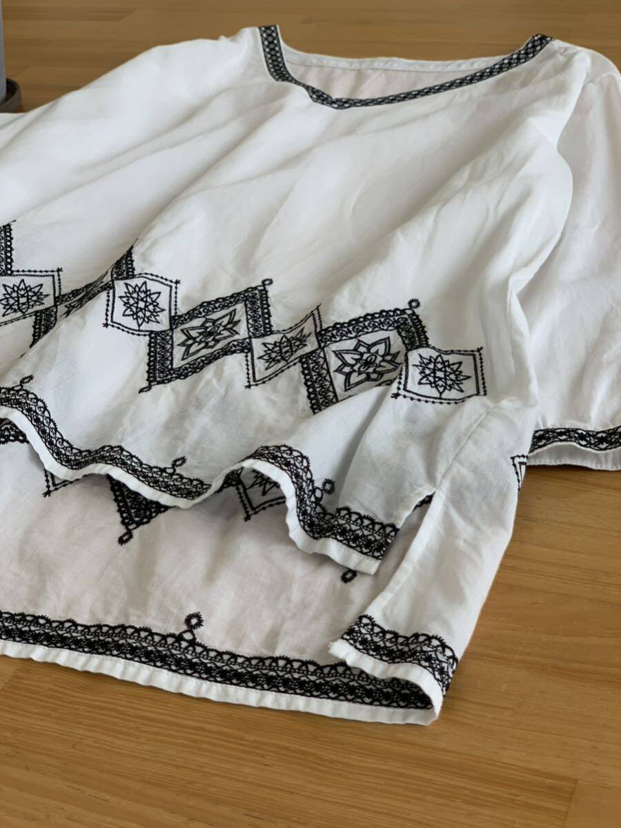 美品 J.PRESS ジェイプレス 刺繍デザインVネックフレアブラウス サイドスリットワイドシャツトップス カットソー ホワイト白色系 サイズ11_画像5