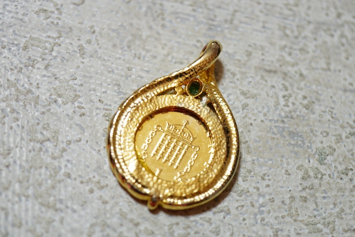 1947 天然エメラルド コイン ゴールドカラー ペンダント ネックレス ヴィンテージ アクセサリー アンティーク 天然石 宝石 カラーストーン_画像3