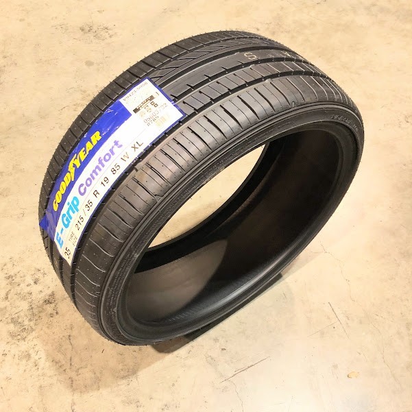 保管袋付 期間限定価格(IK108.7) 送料無料 [4本セット] GOODYEAR E-GRIP COMFORT 215/35R19 85W 2020年以降製造 215/35/19 夏タイヤ.の画像1