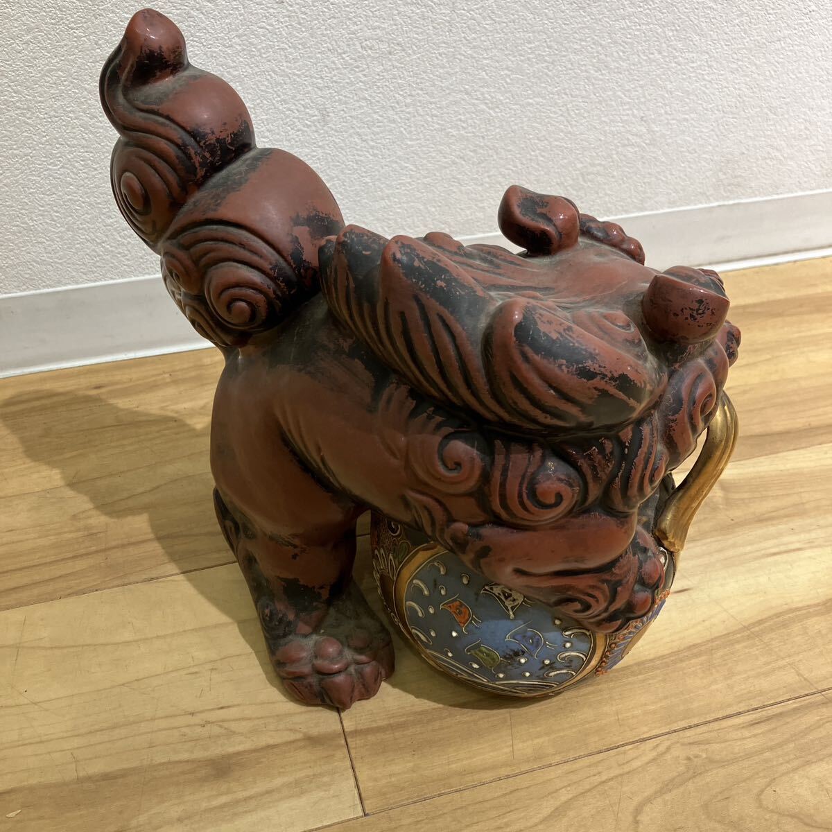 ヴィンテージ 陶器 置物 縁起物 九谷焼 (銘あり)玉乗り獅子 サイズ高さ27cm 整理品の画像6