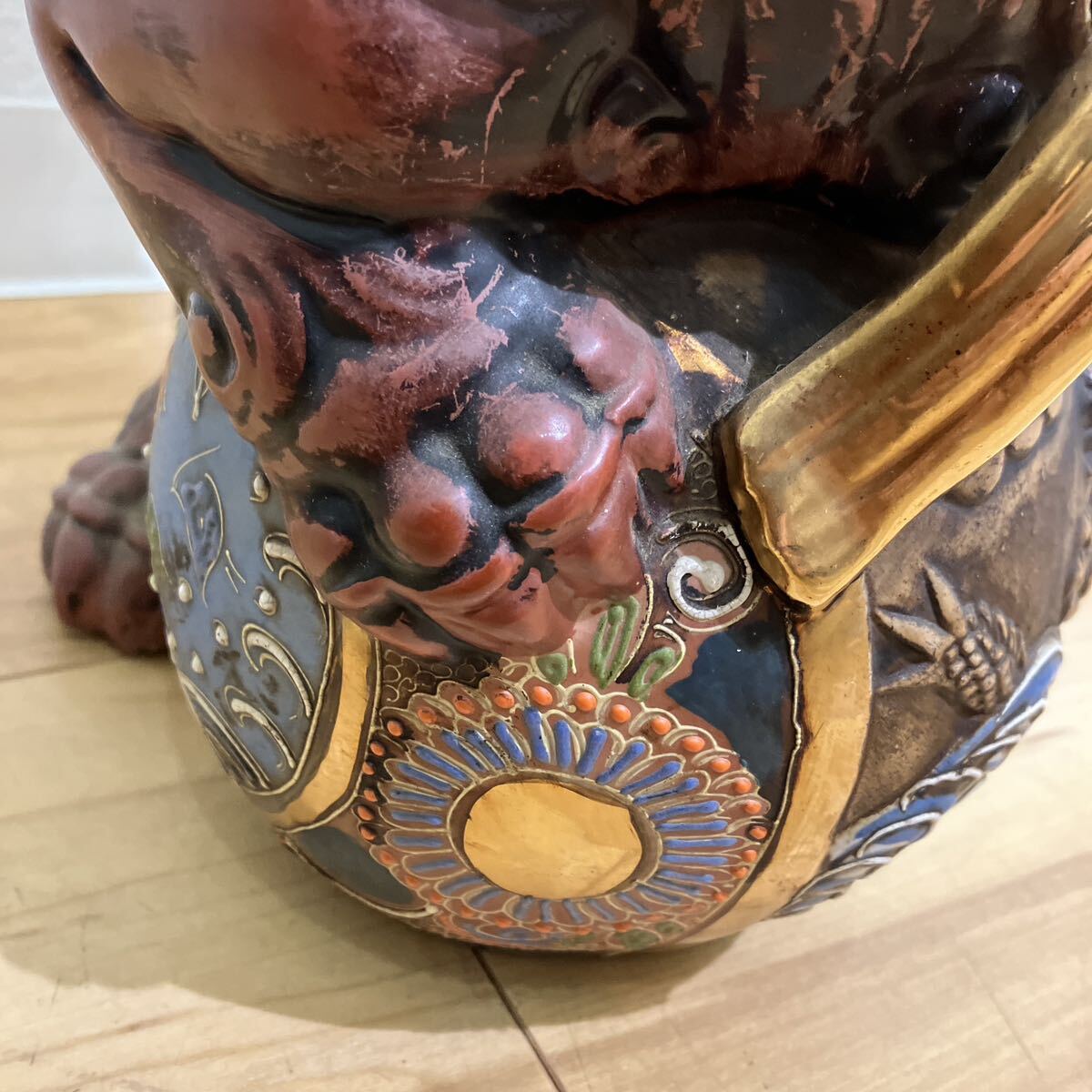 ヴィンテージ 陶器 置物 縁起物 九谷焼 (銘あり)玉乗り獅子 サイズ高さ27cm 整理品の画像4