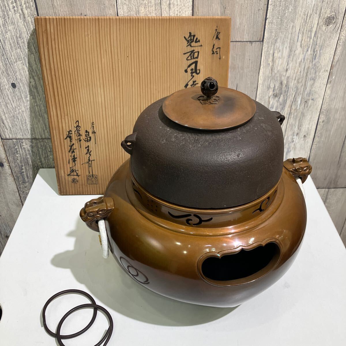 茶道具(風炉釜) 唐銅『朝鮮 風炉』 釜師【畠 春斎】 鋳師【宝塚 義正】 Yahoo!オークション - 唐銅 鬼面風炉 釜師 畠春斎 風炉師 釜谷浄