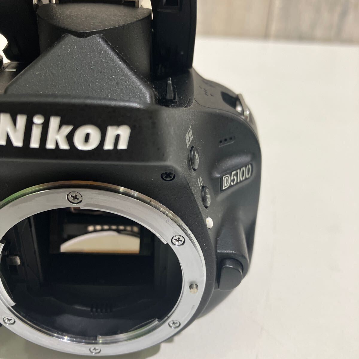 ジャンク 動作未確認 デジタル一眼レフカメラ Nikon D5100 ボディ 専用ケース付き フラッシュが閉じません。の画像7