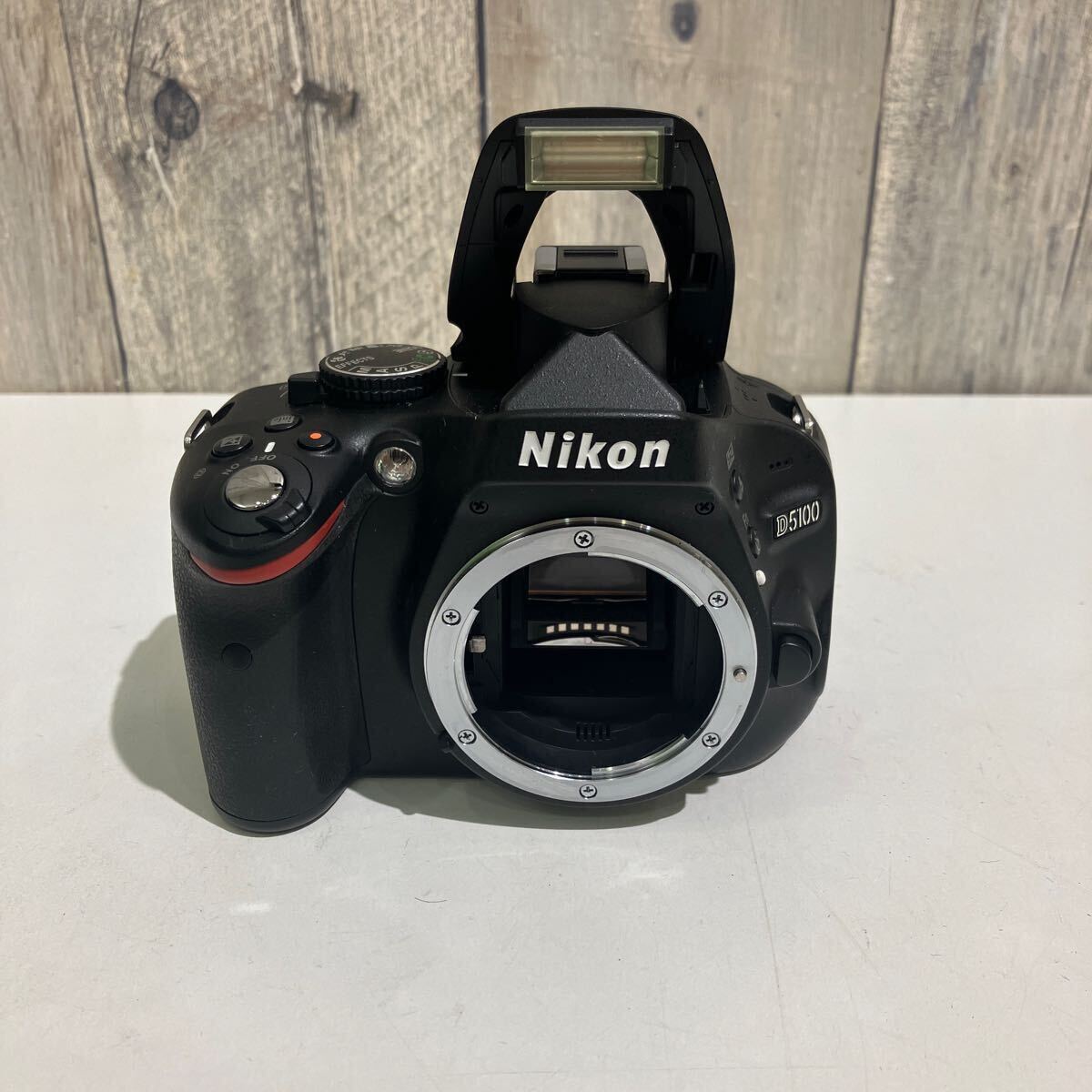 ジャンク 動作未確認 デジタル一眼レフカメラ Nikon D5100 ボディ 専用ケース付き フラッシュが閉じません。の画像2
