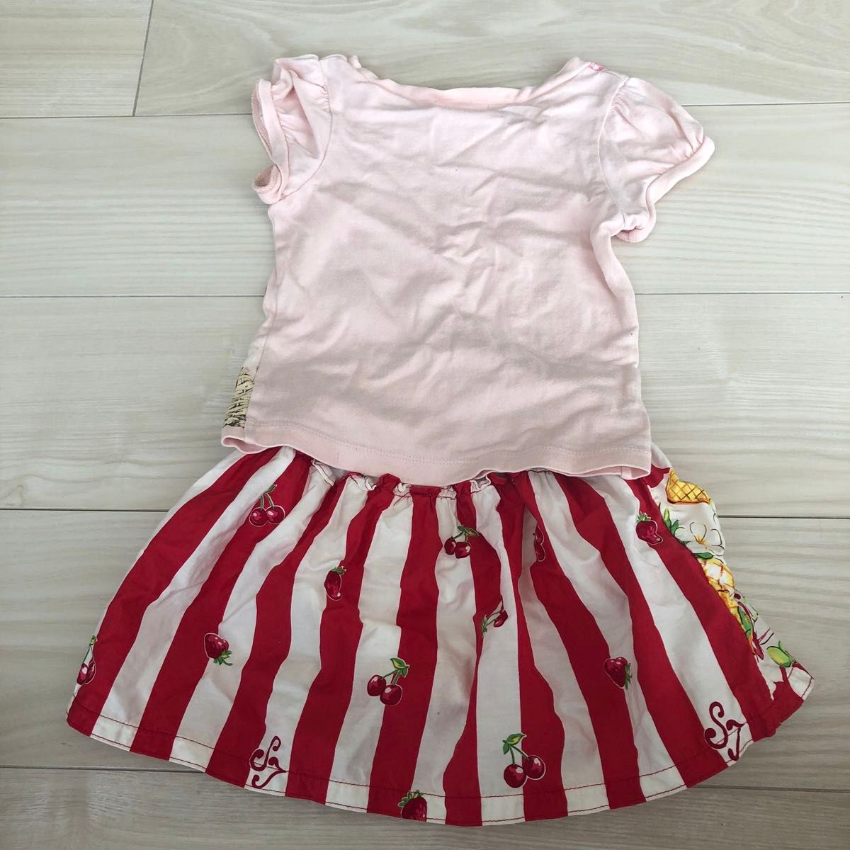 シャーリーテンプル いちごバスケット半袖Tシャツとフルーツ シャーリーテンプル いちごバスケット半袖Tシャツとフルーツ
