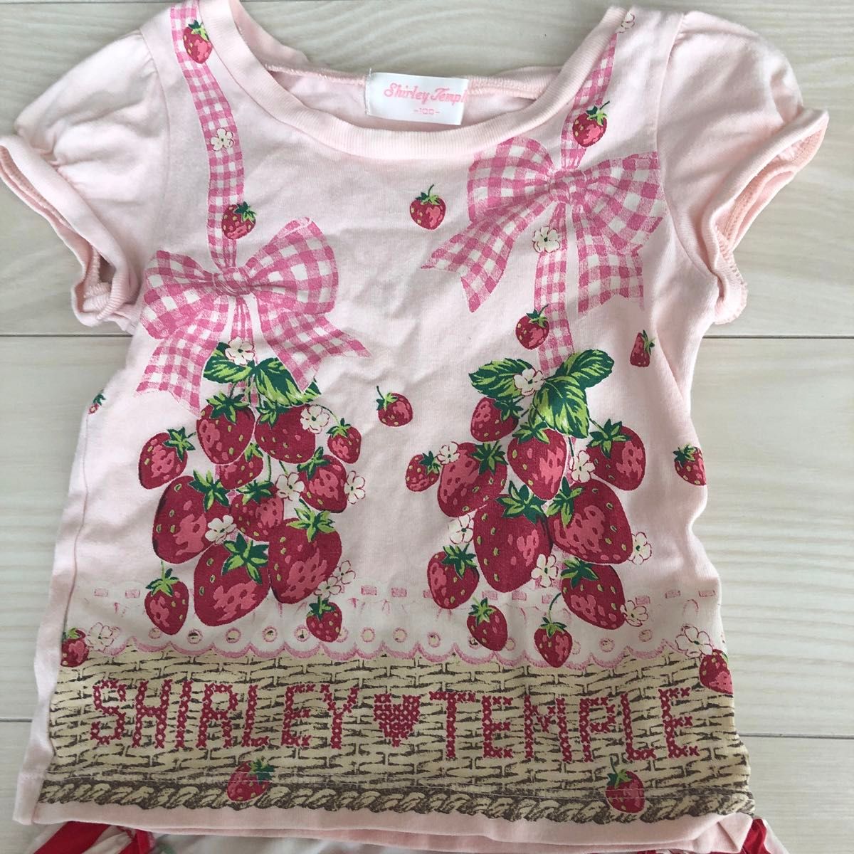 シャーリーテンプル いちごバスケット半袖Tシャツとフルーツ シャーリーテンプル いちごバスケット半袖Tシャツとフルーツ