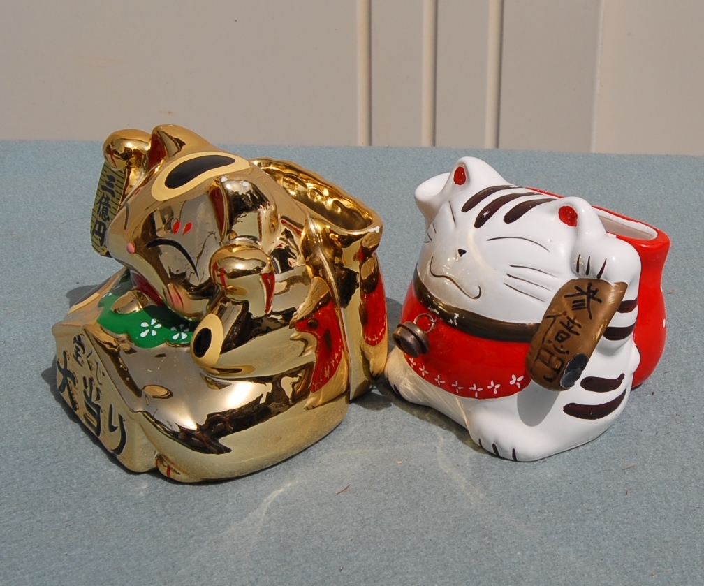 2個　陶器　招き猫　　金と白　宝くじ入れ：貯金箱　三億円　_画像6