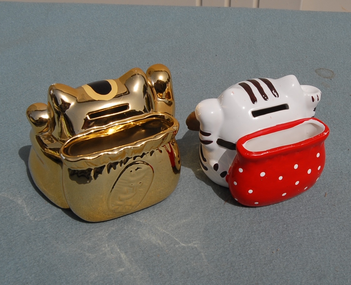 2個　陶器　招き猫　　金と白　宝くじ入れ：貯金箱　三億円　_画像2