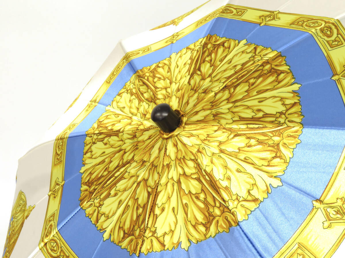 17422 新品未使用 GIANNI VERSACE ジャンニヴェルサーチ アンティーク スカーフ柄 折りたたみ傘 かさ アイボリー×青系マルチ ヴィンテージの画像2