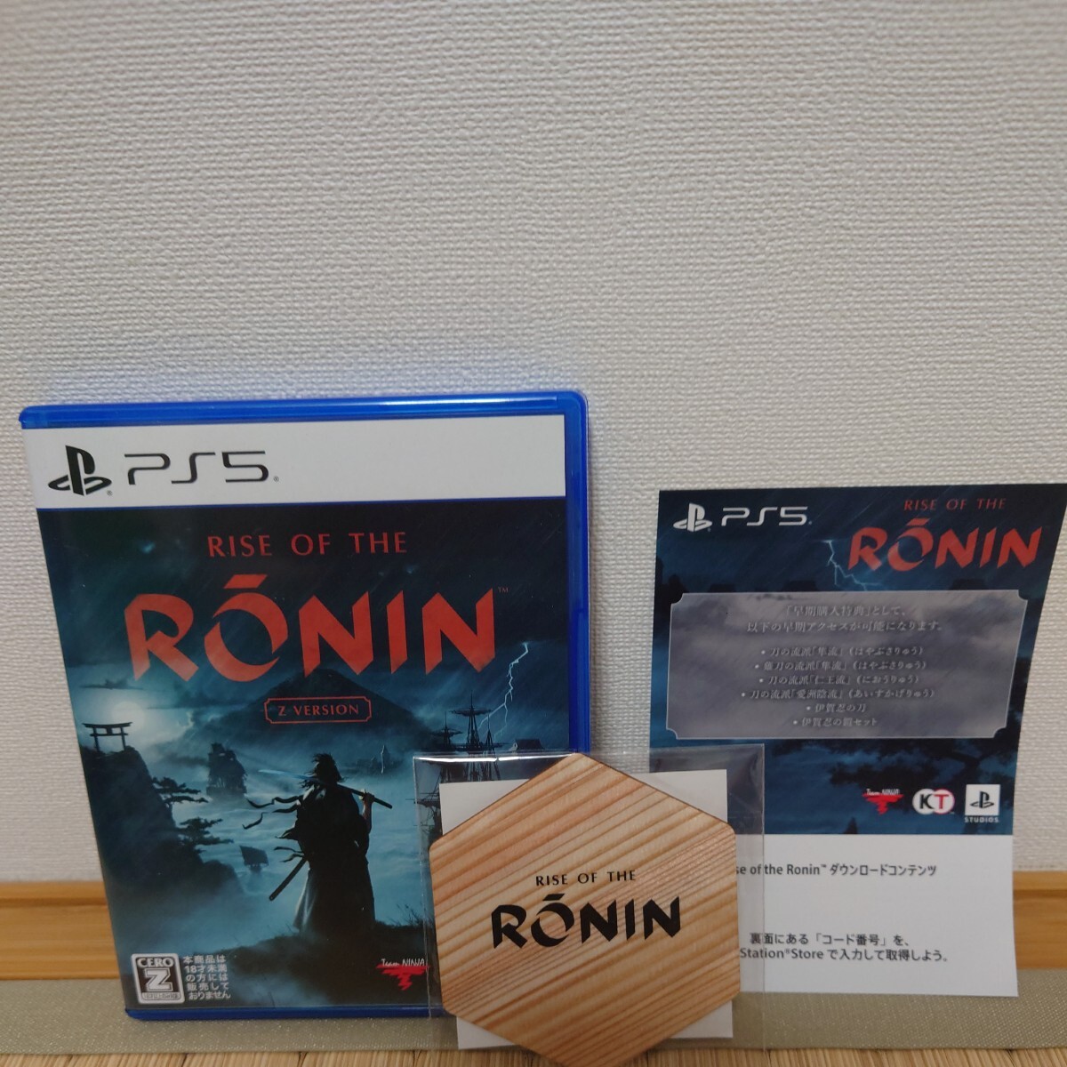 美品PS5 Rise of the Ronin Z version ライズオブザローニン 早期購入特典ダウンロードコードとゲオオリジナル予約特典木製コースター付き_特典コードとゲオ特典コースター付き