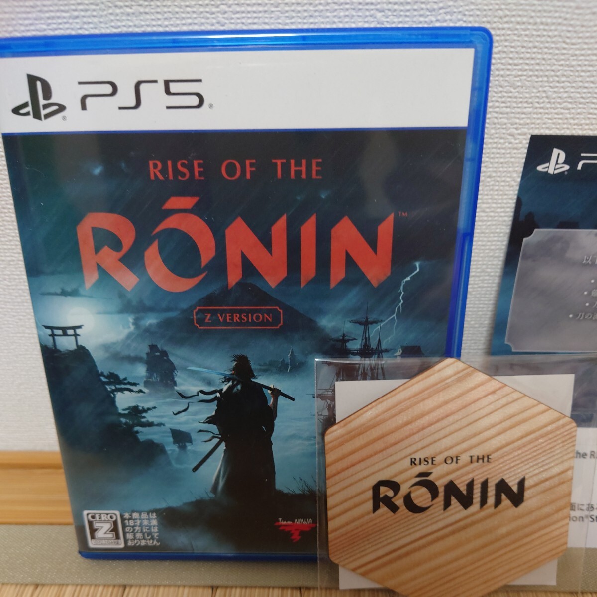 美品PS5 Rise of the Ronin Z version ライズオブザローニン 早期購入特典ダウンロードコードとゲオオリジナル予約特典木製コースター付き_PS５ソフトは開封済みです。