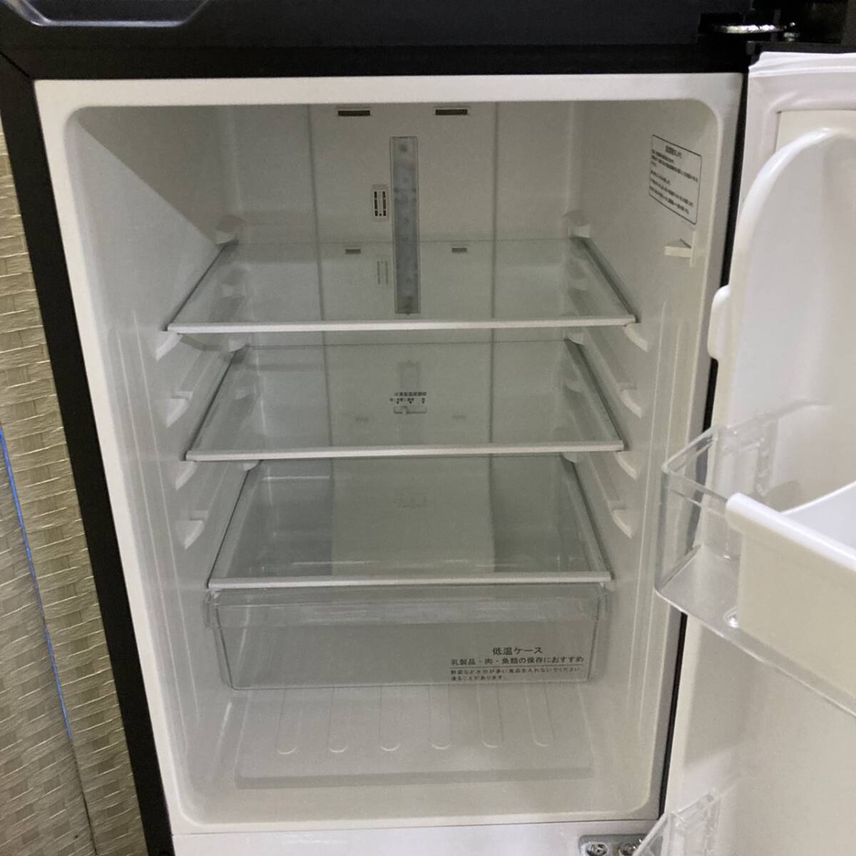 送料無料!!Hisense ハイセンス 2ドア冷蔵庫 HR-D15AB パールブラック 右開き 150L 冷凍冷蔵庫 一人暮らし 動作品 2017年製/041-14の画像3