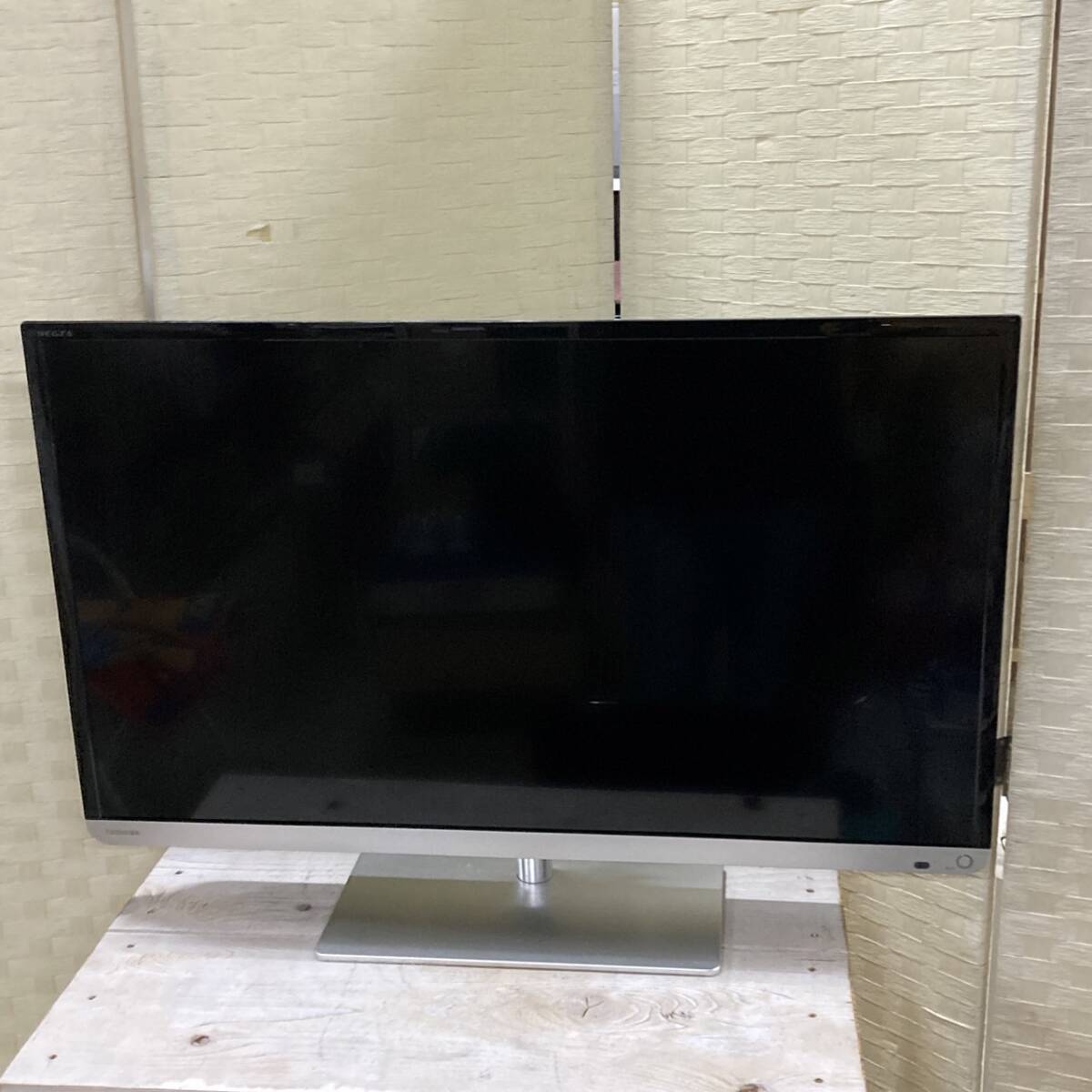 TOSHIBA 東芝 32J7 32インチ液晶テレビ REGZA 本体 リモコン欠品 通電確認のみ 現状品 2013年製/033-6_画像1