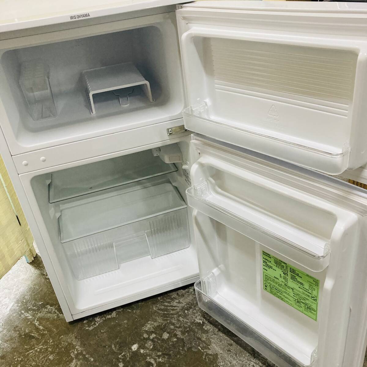 送料無料!!IRIS OHYAMA アイリスオーヤマ 90L 冷凍冷蔵庫 IRR-A09TW-W 2ドア冷蔵庫 右開き 一人暮らし ホワイト 動作品 2019年製/044-03の画像2