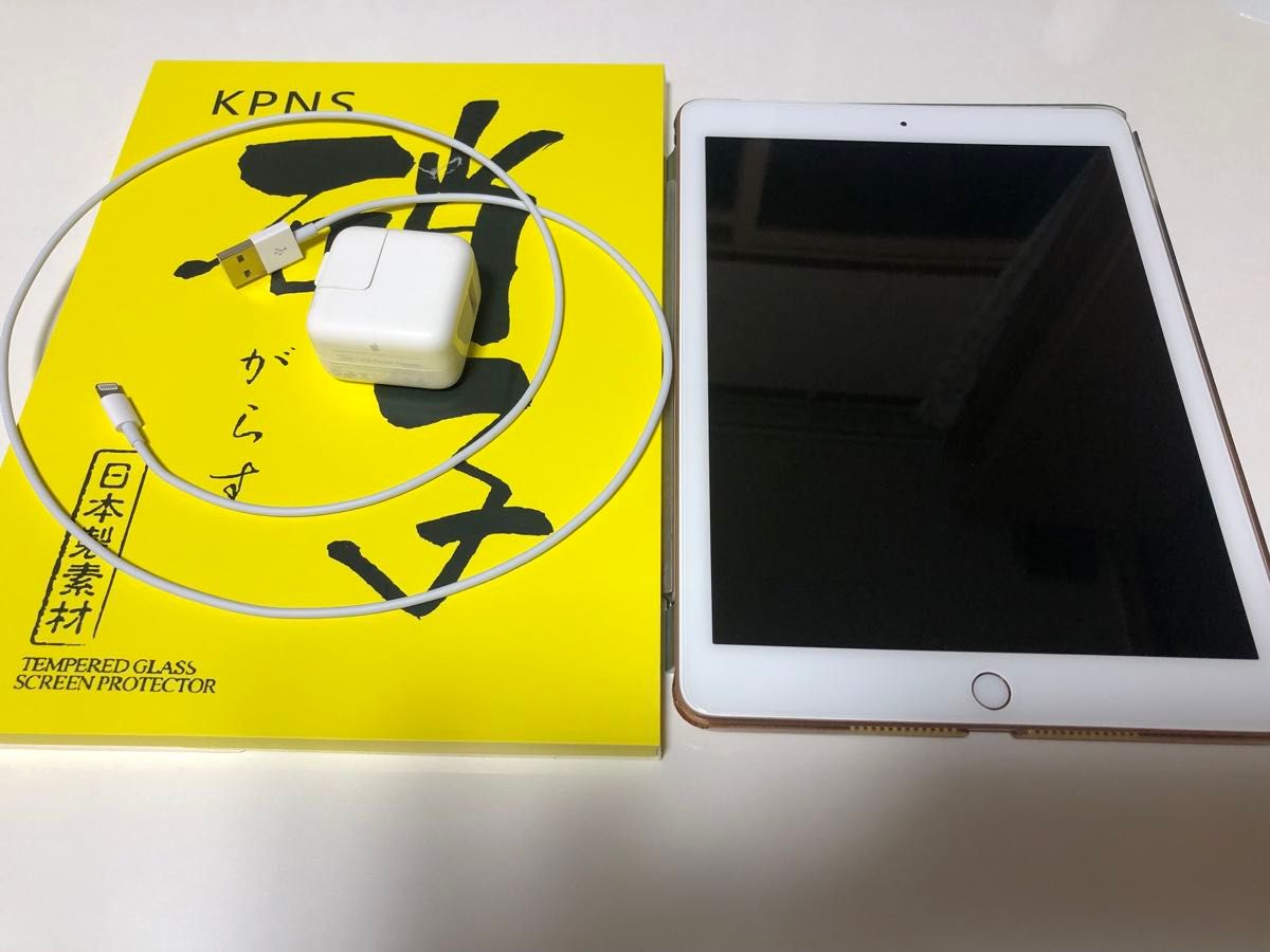 iPad第6世代　32GB Wi-Fi Cellular  ゴールド　SIMロック解除済　ガラスフィルム1枚おまけです