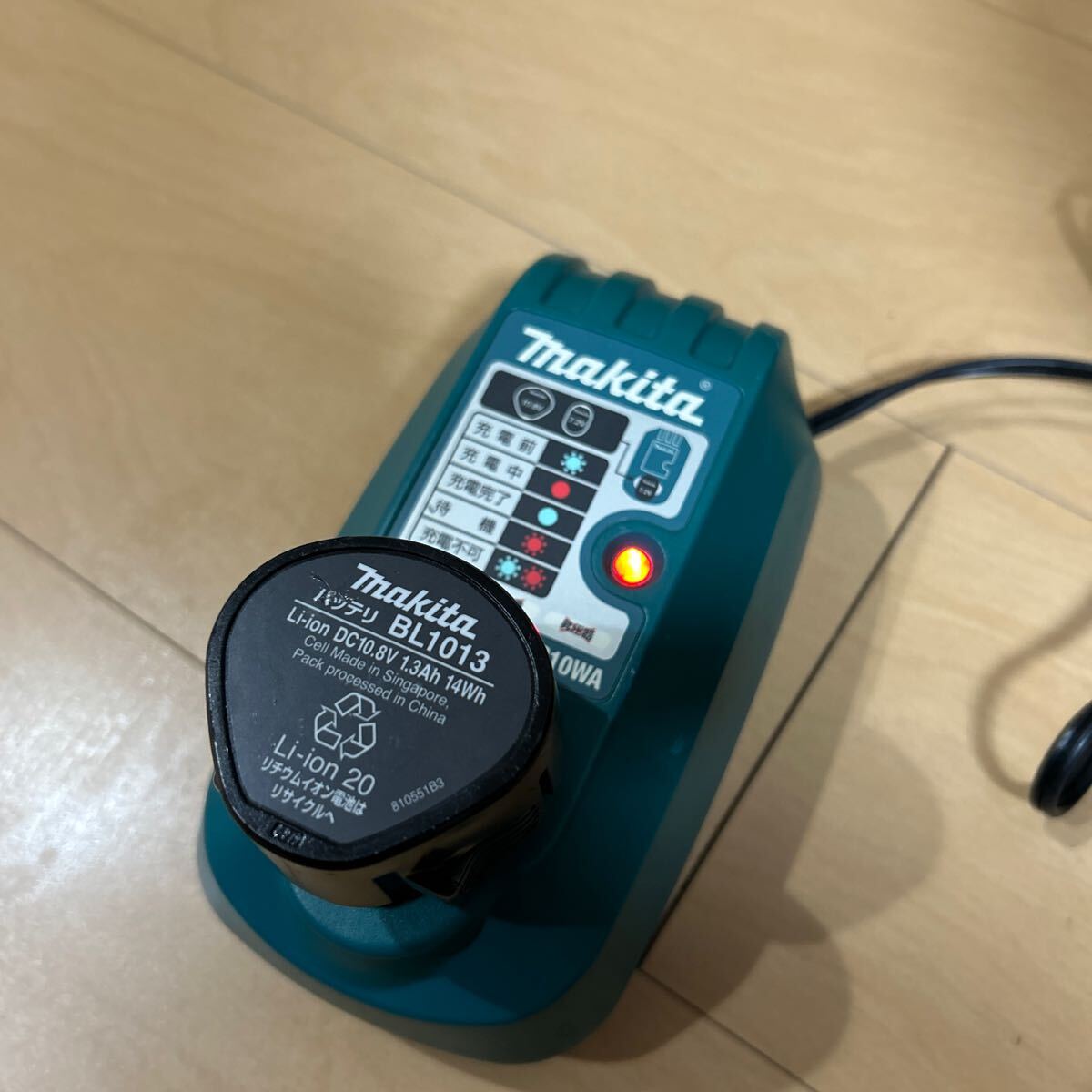 makita マキタ 充電式丸ノコ HS300D バッテリー2個付き_画像8