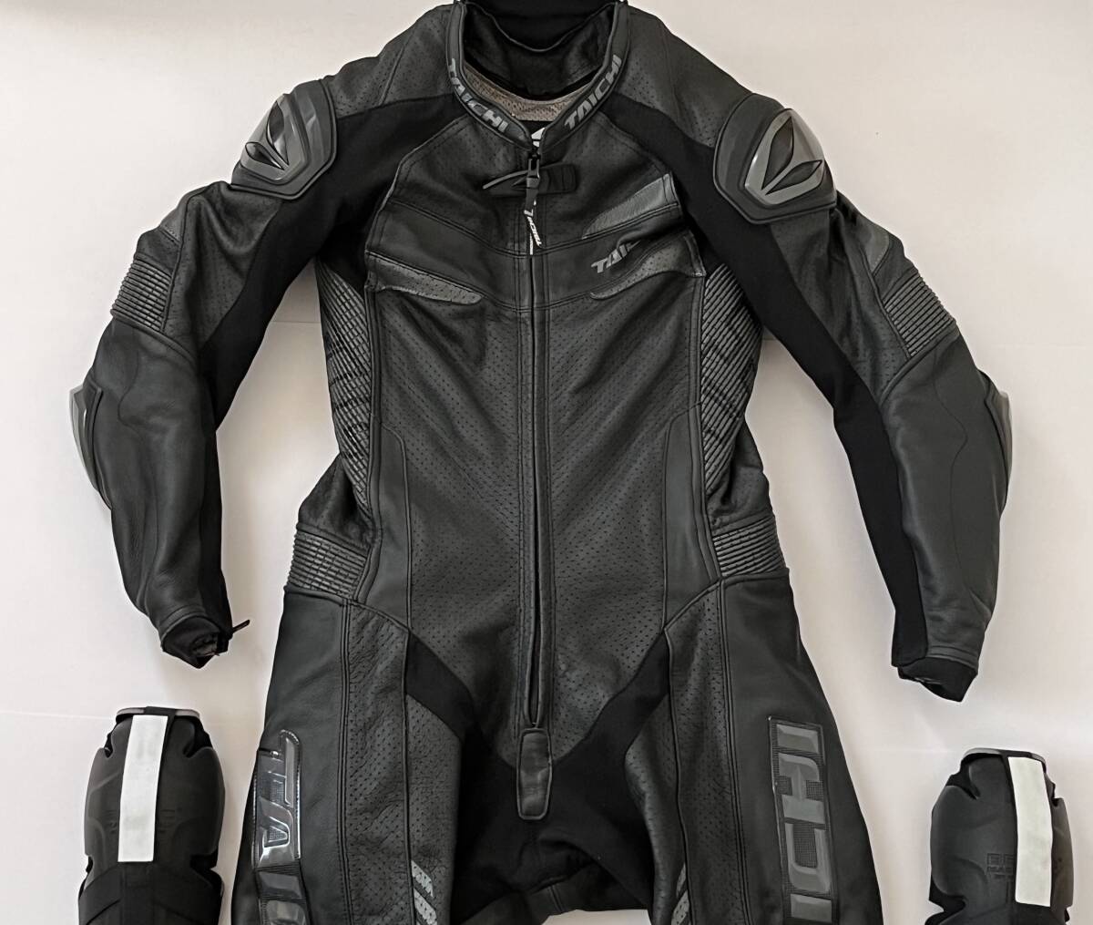 TAICHI 革ツナギ 黒 レーシングスーツ TAICHI 革ツナギ 黒 レーシングスーツ