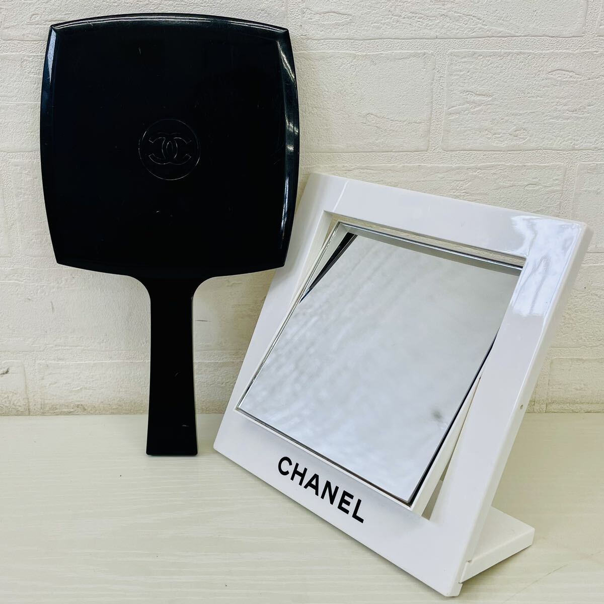 CHANEL シャネル ハンドミラー 手鏡 スタンドミラー 回転式 卓上ミラー 置き鏡 ミラー 鏡 メイク小物 ブランド 白 ホワイト コスメ小物 AT_画像1