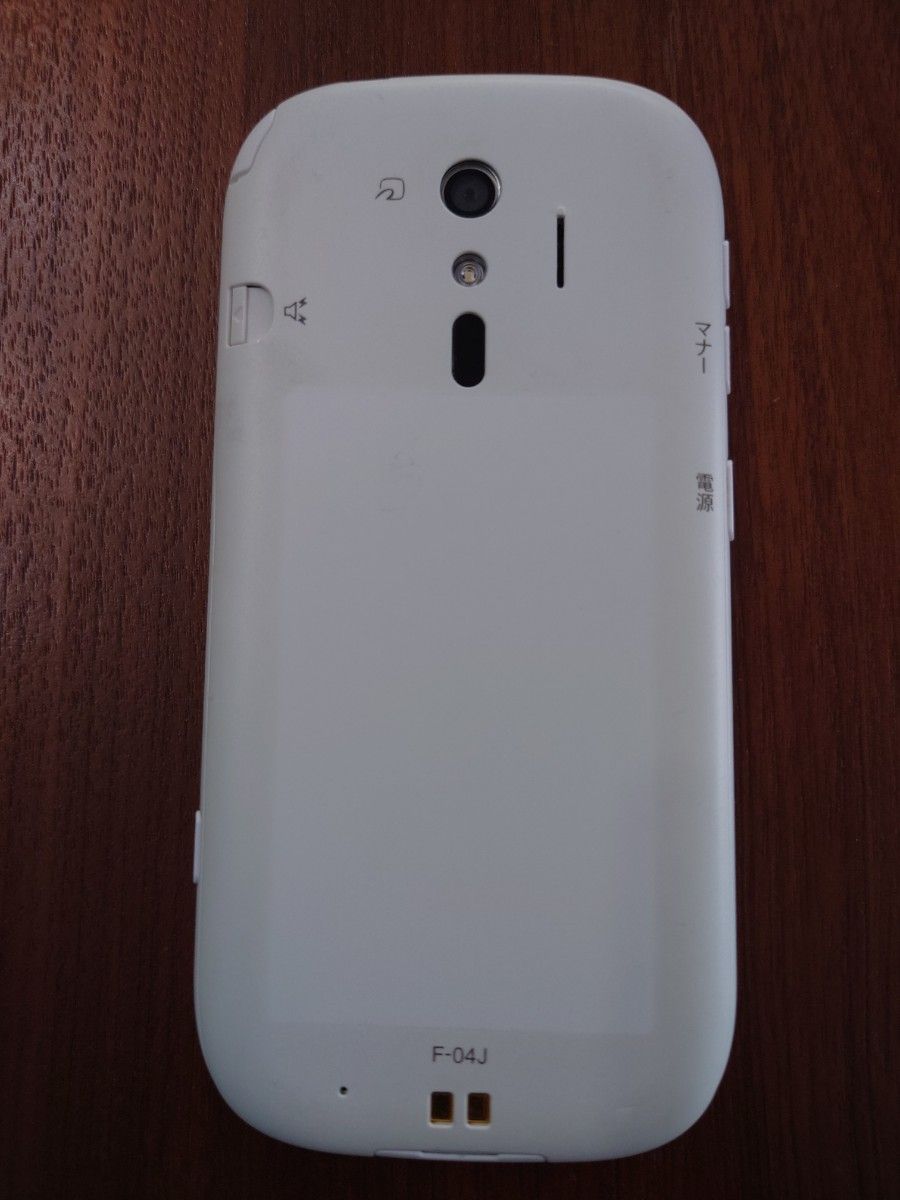 富士通 らくらくスマートフォン F-04J ホワイト 利用制限なし 水没なし 電源確認 画面綺麗