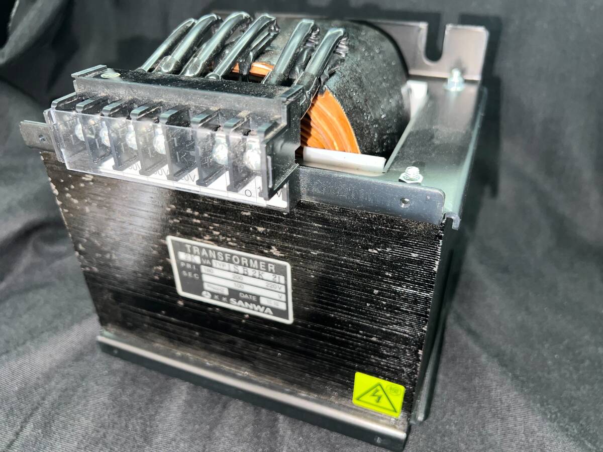  including carriage Sanwa 1SB 2K 21 2KvA A kind small size dry trance single phase . volume isolation 180V 200V 220V-100V general environment .7 year or less use one owner thing . pressure machine SANWA