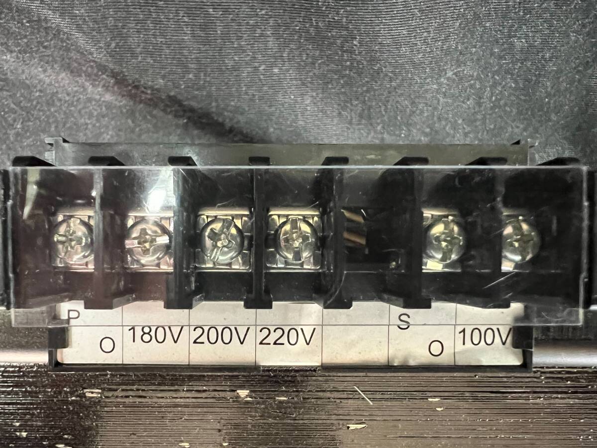 including carriage Sanwa 1SB 2K 21 2KvA A kind small size dry trance single phase . volume isolation 180V 200V 220V-100V general environment .7 year or less use one owner thing . pressure machine SANWA