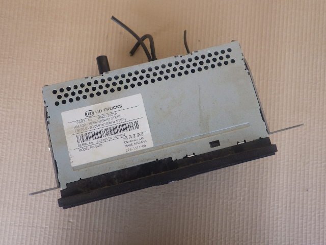 r532-63 ★ 日産 UD トラックス クオン 純正 AM/FM ラジオ 24V用 28年 QKG-CW5XL 60-15の画像4