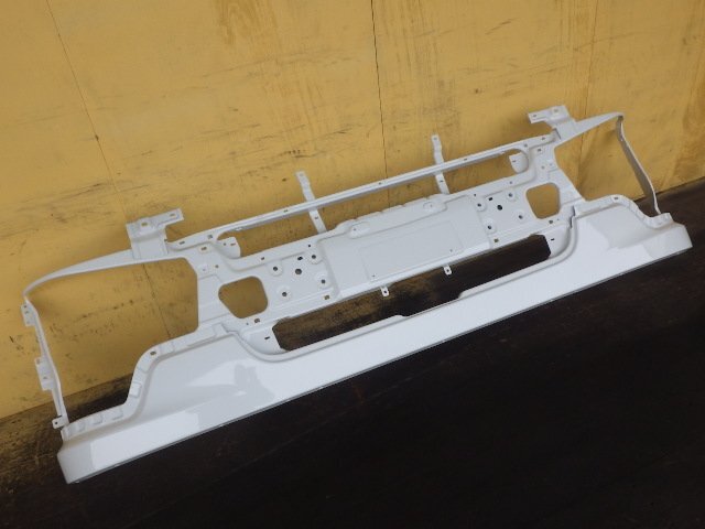 r642-73 * Mitsubishi Fuso Super Great front bumper panel 1-13