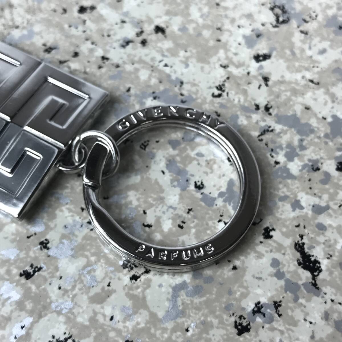  стоимость доставки 400 иен * Givenchy кольцо для ключей 289KD10