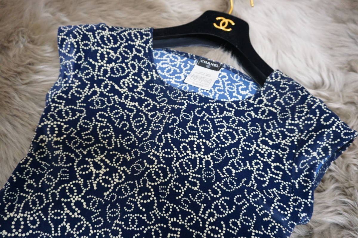 CHANEL シャネルの ココマーク と No5 のデザインで創られた ベロア素材の Tシャツ 半袖 カットソーです。とても綺麗です。 ”11388_画像3
