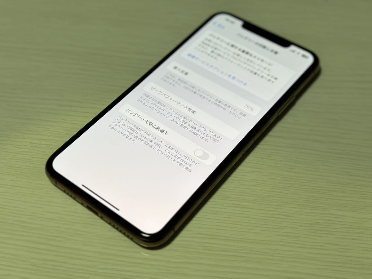 美品 iPhone11 Pro Max 256GB ゴールド Apple SIMロック解除済 判定〇 残債無し ソフトバンク 中古の画像4