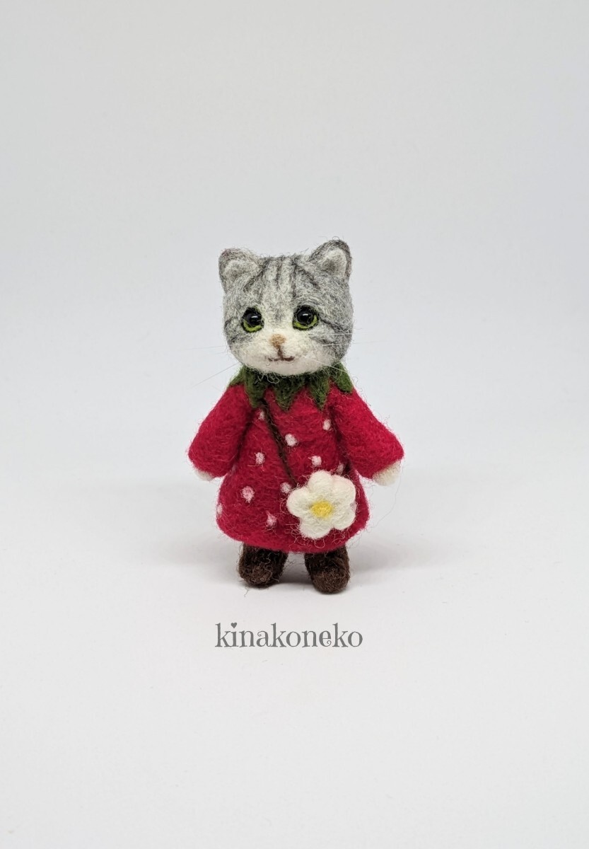 kinako 猫 苺のワンピ猫 羊毛フェルト ハンドメイド ミニチュア インテリア雑貨の画像2