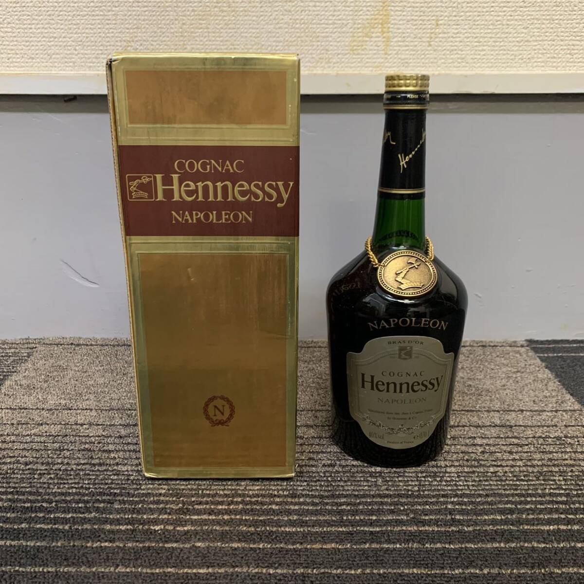 【T0421】※20歳未満の者に対する酒類の販売は致しません Hennessy Napoleon ヘネシー ナポレオン ブランデー 700ml 40％ 未開栓 箱付きの画像1