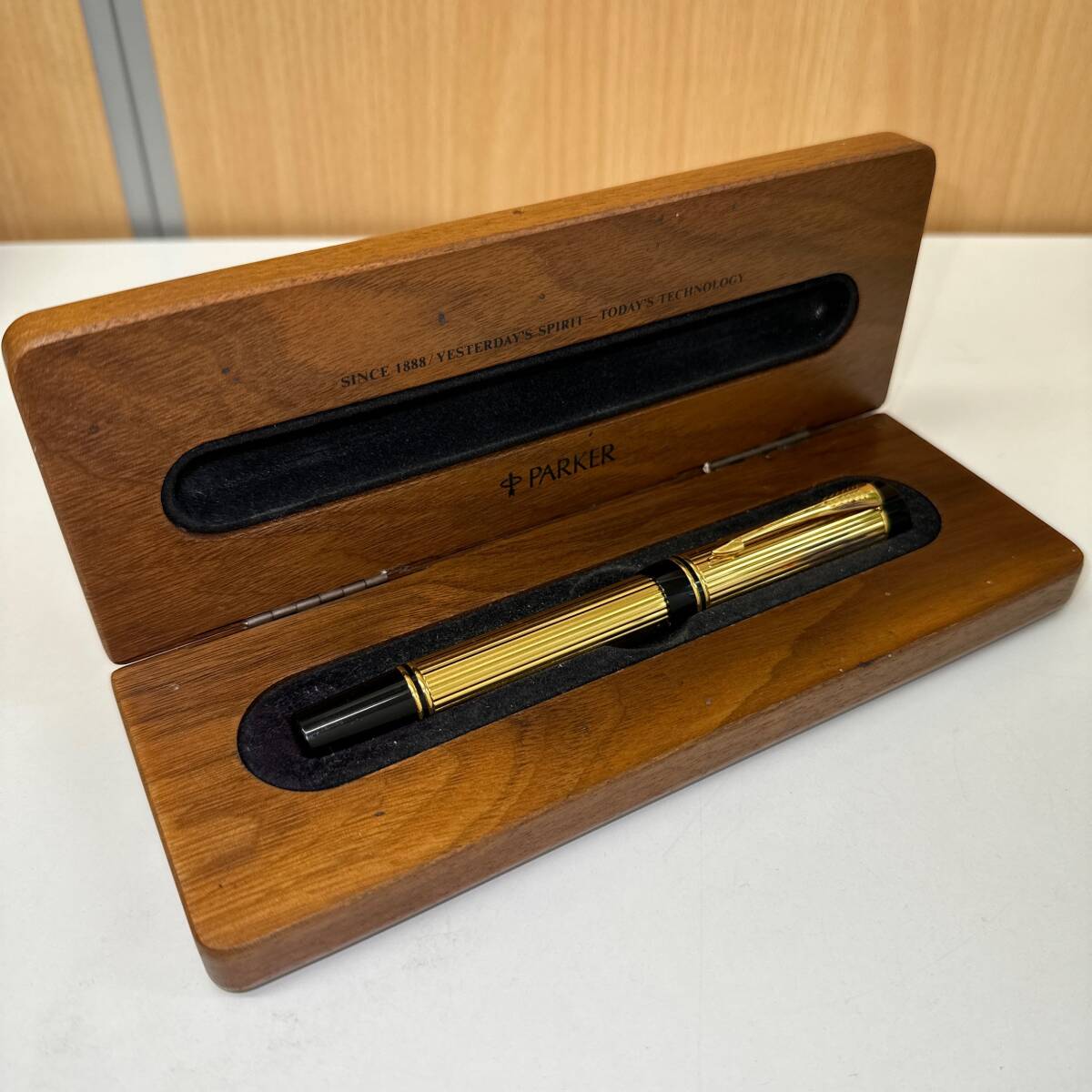 【TM0429】PARKER パーカー デュオフォールド 万年筆 ペン先18K 750 木製ケース付 ゴールド × ブラックカラー 筆記用具 文房具の画像1