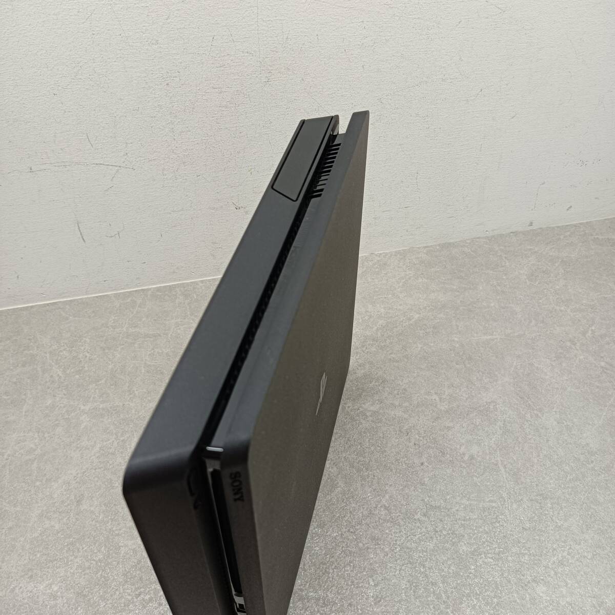 071）A 〈中古品〉Playstaion4 PS4 本体のみ CUH-2000A ジェットブラック 500GB FW 10.01【動作確認/初期化済】_画像2