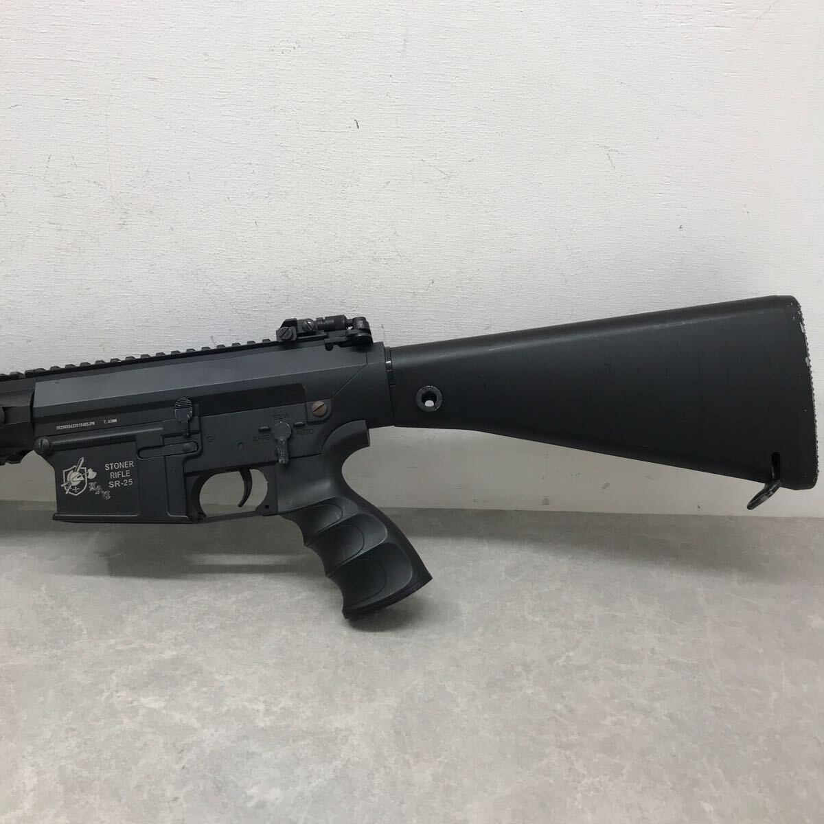 122 D / SR-25 メーカー不明 STONER RIFLE KAC 電動ガン SR25 ミリタリー 中古 ジャンク 【同梱不可】【18歳以上のみ対象】の画像3