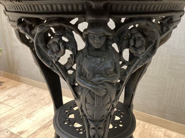 イギリス製 重厚なアイアン装飾の最高級サイドテーブル ずっしり重たい 女神 無垢 ガーデンテーブル カフェテーブル パブテーブル (A)の画像7