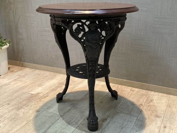 イギリス製 重厚なアイアン装飾の最高級サイドテーブル ずっしり重たい 女神 無垢 ガーデンテーブル カフェテーブル パブテーブル (A)の画像5