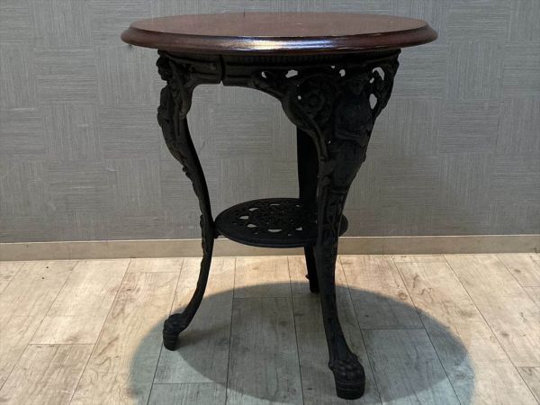 イギリス製 重厚なアイアン装飾の最高級サイドテーブル ずっしり重たい 女神 無垢 ガーデンテーブル カフェテーブル パブテーブル (A)の画像4