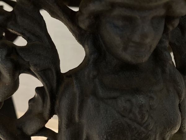 イギリス製 重厚なアイアン装飾の最高級サイドテーブル ずっしり重たい 女神 無垢 ガーデンテーブル カフェテーブル パブテーブル (A)の画像8