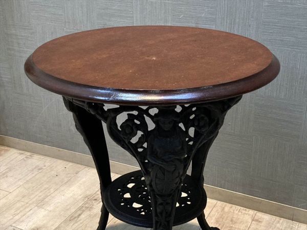 イギリス製 重厚なアイアン装飾の最高級サイドテーブル ずっしり重たい 女神 無垢 ガーデンテーブル カフェテーブル パブテーブル (A)の画像2