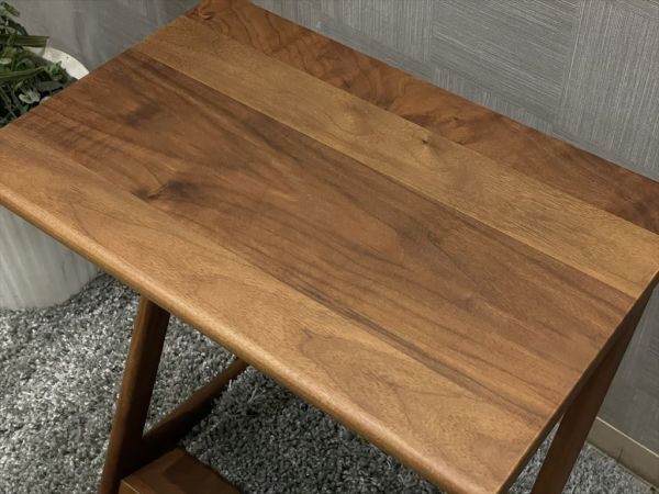超美品 IDC大塚家具 ウォールナット無垢材 高品質サイドテーブル エイミーOIST-50 幅50 高58cm リビングテーブル コーヒーテーブルの画像3