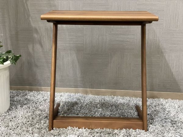 超美品 IDC大塚家具 ウォールナット無垢材 高品質サイドテーブル エイミーOIST-50 幅50 高58cm リビングテーブル コーヒーテーブルの画像5